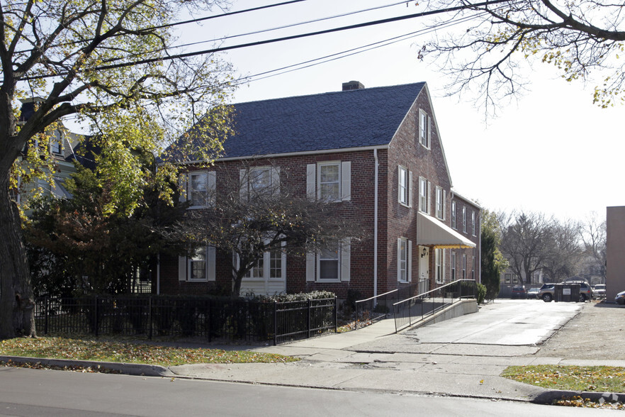 301 W Cedar St, Kalamazoo, MI for rent - Primary Photo - Image 2 of 29