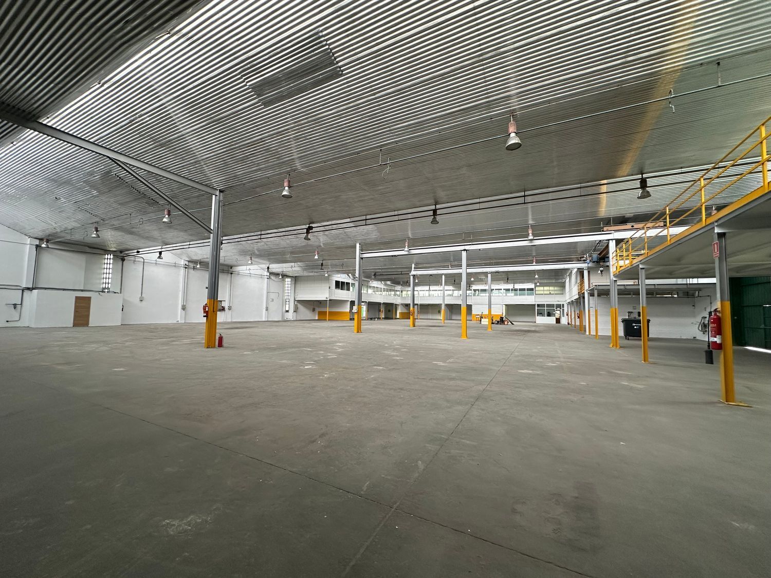 Industrial in Móstoles, Madrid to rent Primary Photo- Image 1 of 3