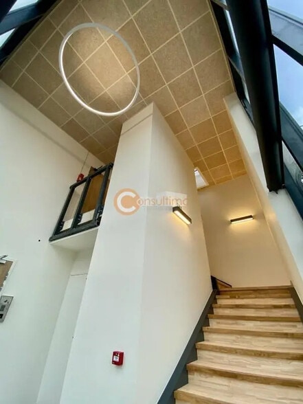 Office in Cenon to rent - Interior Photo - Image 2 of 6