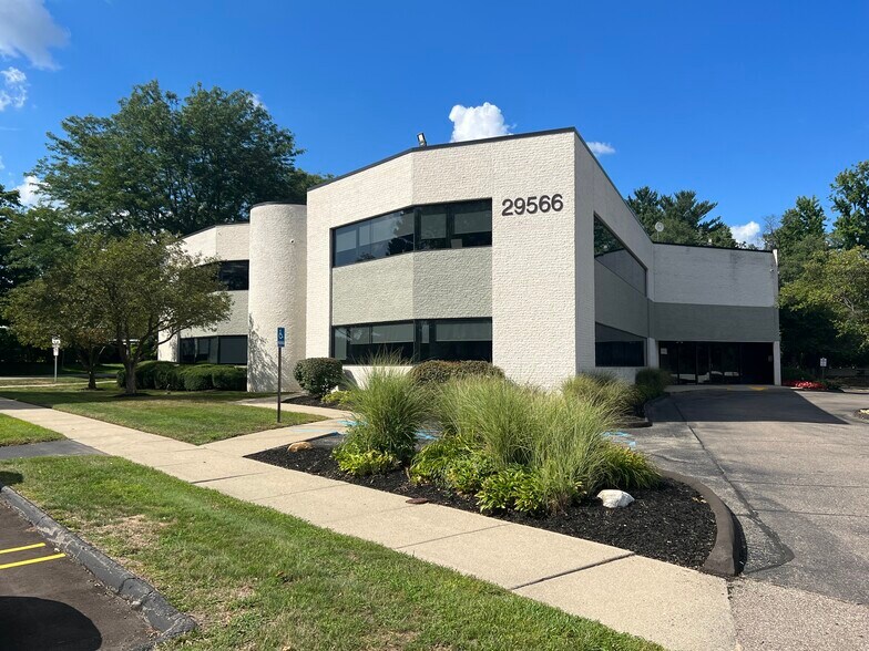 29566 Northwestern Hwy, Southfield, MI for rent - Building Photo - Image 1 of 10