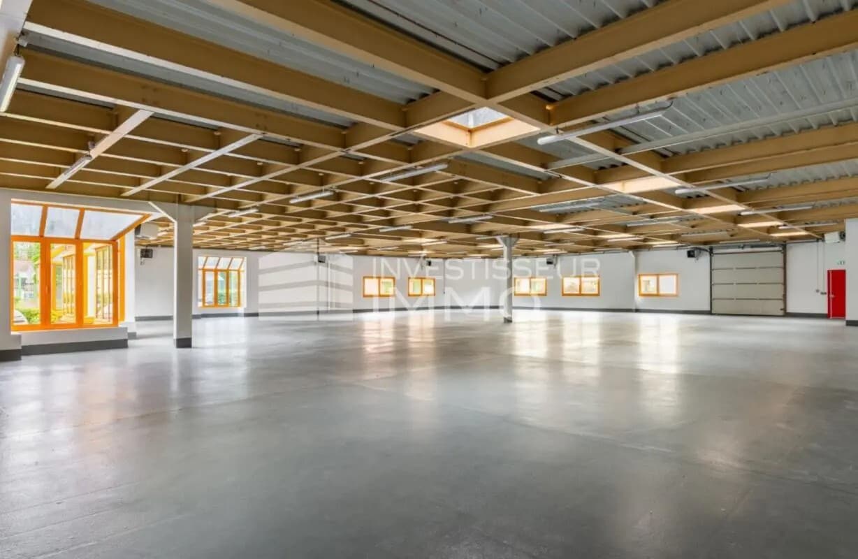 Light Industrial in Croissy-Beaubourg to rent Interior Photo- Image 1 of 2
