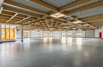 Light Industrial in Croissy-Beaubourg to rent Interior Photo- Image 1 of 2