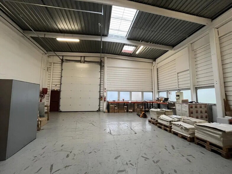 1-3 Avenue Jean Pierre Timbaud, Trappes to rent - Interior Photo - Image 2 of 8