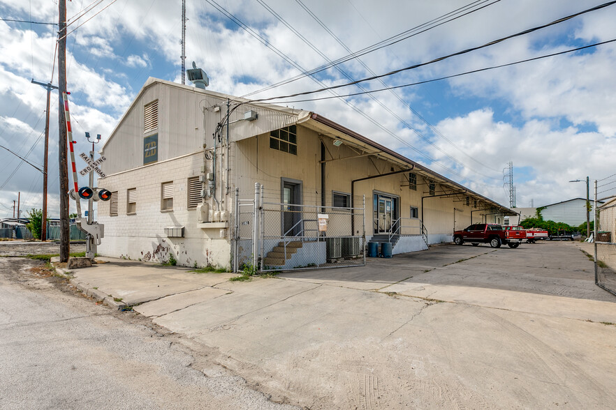 1102 W Laurel St, San Antonio, TX for rent - Building Photo - Image 1 of 15