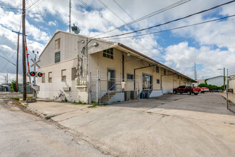 1102 W Laurel St, San Antonio, TX for rent Building Photo- Image 1 of 16