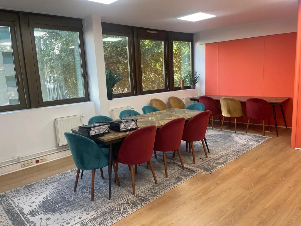 Location Bureaux 243 m² - Photo 1
