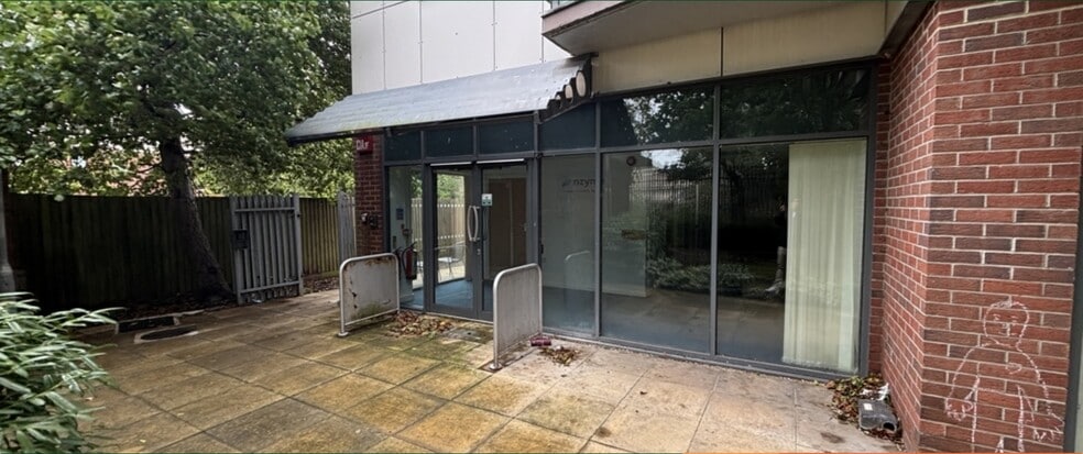 Cumberland Rd, Southsea to rent - Building Photo - Image 2 of 7