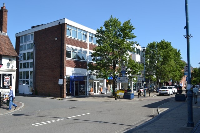 80A High St, Alton to rent Building Photo- Image 1 of 12