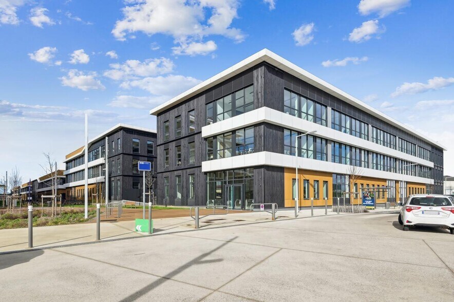 Office in Nanterre to rent - Building Photo - Image 2 of 14