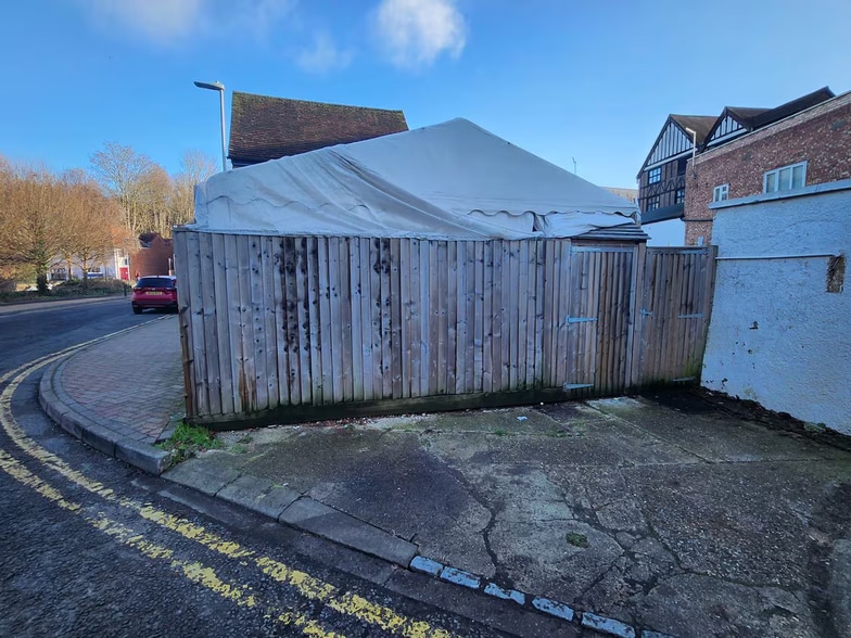 41 Frogmoor, High Wycombe to rent - Building Photo - Image 3 of 4