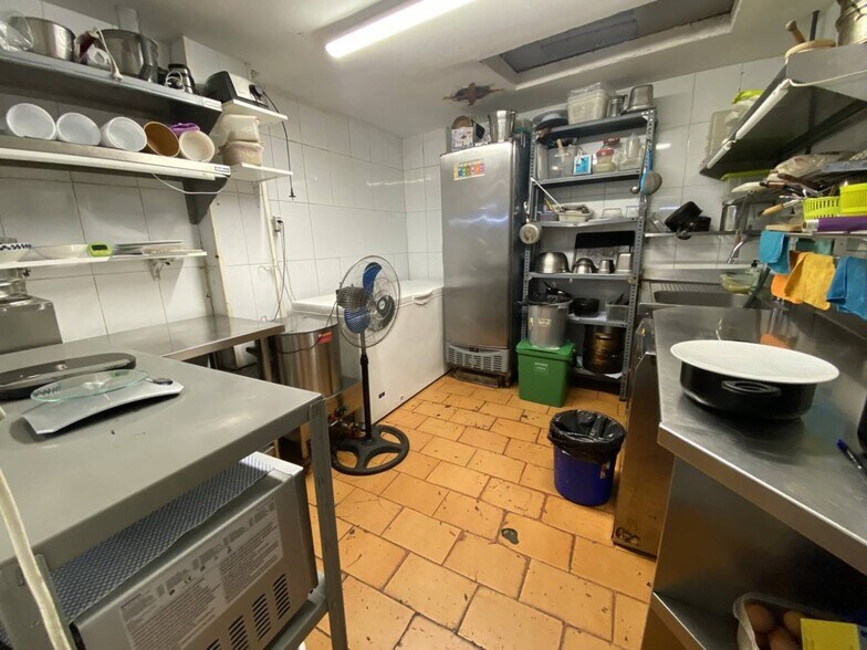 Retail in Barcelona, Barcelona to rent - Interior Photo - Image 2 of 5