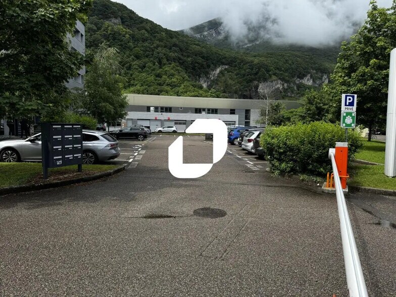 Office in Fontaine to rent - Building Photo - Image 3 of 10