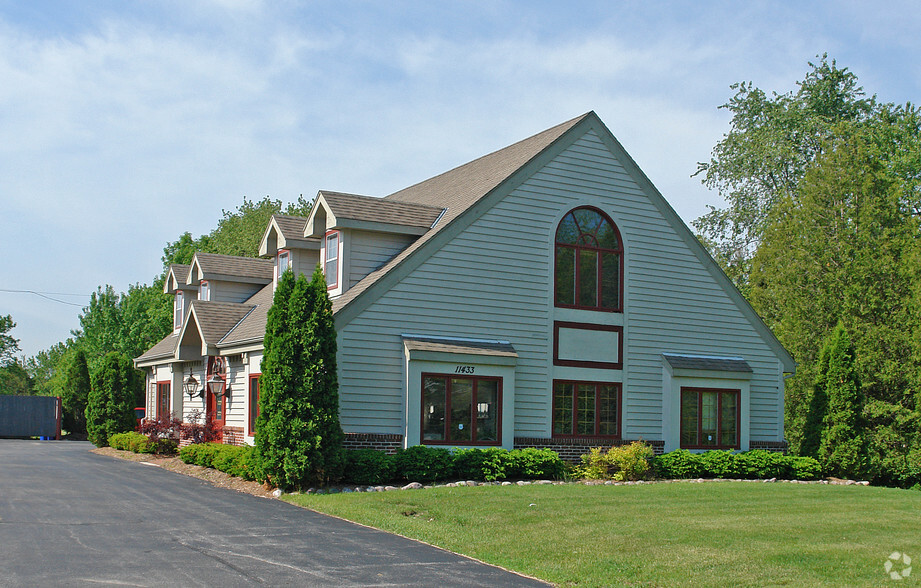 11433 N Port Washington Rd, Mequon, WI for rent - Primary Photo - Image 1 of 3