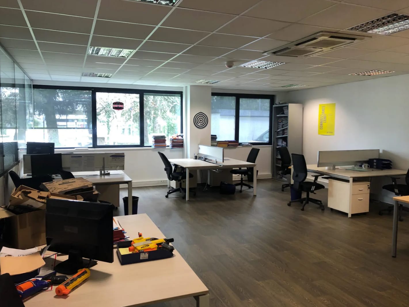 Office in Champagne-au-Mont-d'Or to rent Interior Photo- Image 1 of 5