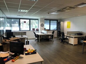 Office in Champagne-au-Mont-d'Or to rent Interior Photo- Image 1 of 5