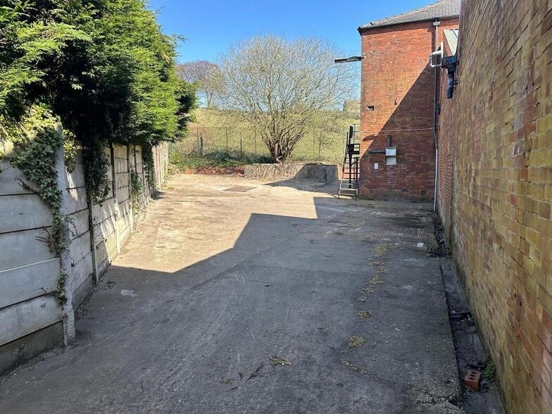 Whitworth Rd, Rochdale to rent - Building Photo - Image 3 of 9