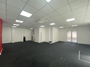 Plough Way, London to rent Interior Photo- Image 1 of 2