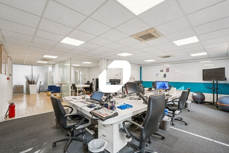 Office in Neuilly-sur-Seine to rent Building Photo- Image 1 of 9