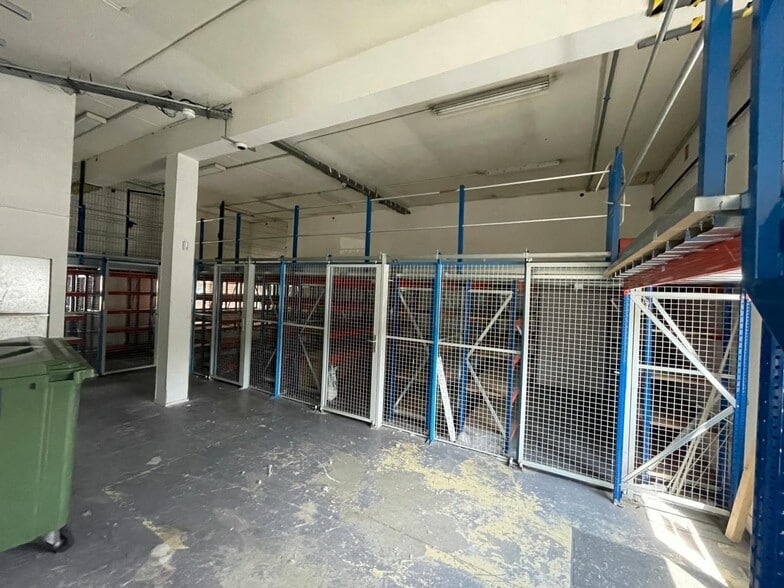 Light Industrial in Nanterre to rent - Building Photo - Image 3 of 12
