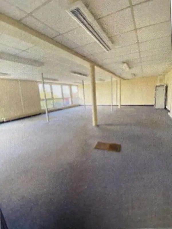 Location Bureaux 265 m² - Photo 1