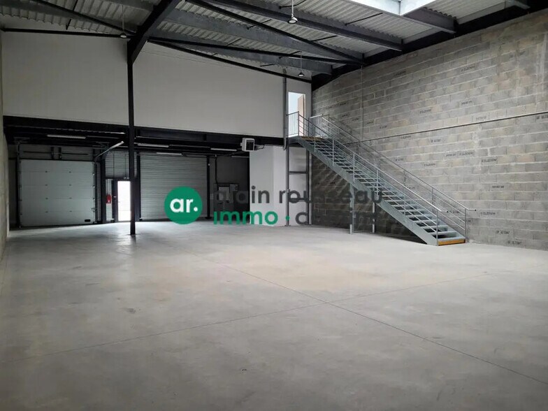 Light Industrial in Saint-Herblain to rent - Interior Photo - Image 1 of 6