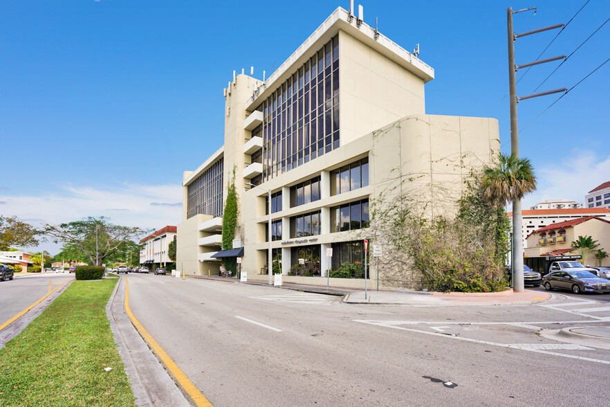 747 Ponce de Leon Blvd, Coral Gables, FL for rent - Building Photo - Image 3 of 11