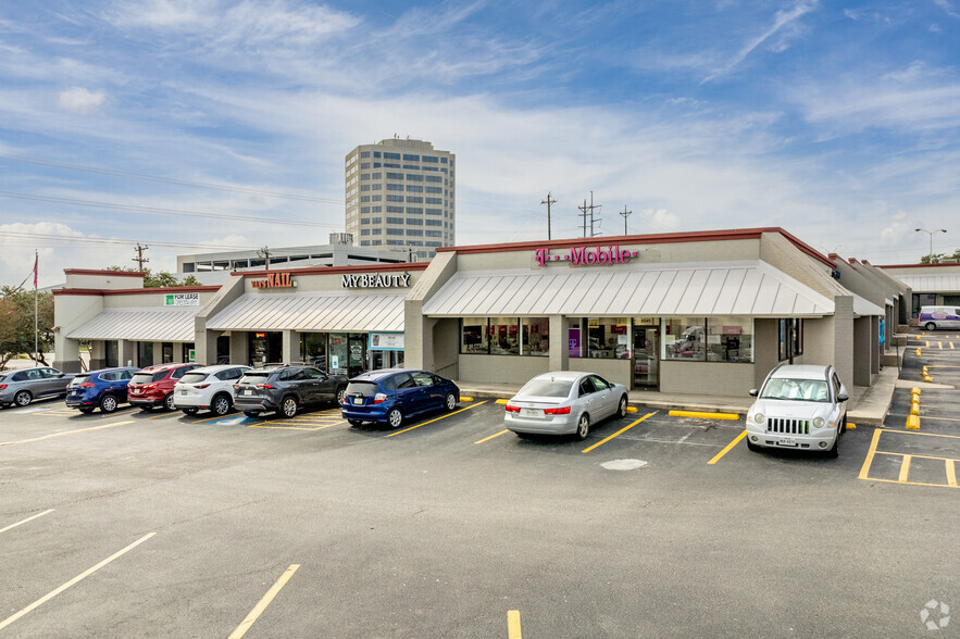 8021-8135 Callaghan Rd, San Antonio, TX for rent - Primary Photo - Image 1 of 2