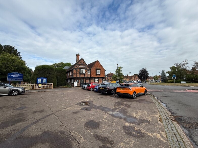 10-12 The Broadway, Beaconsfield to rent - Building Photo - Image 2 of 8