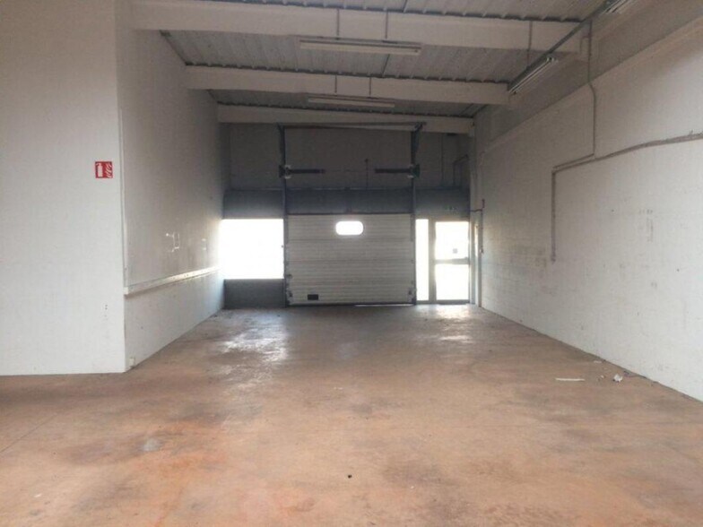 Light Industrial in Trappes to rent - Interior Photo - Image 2 of 5