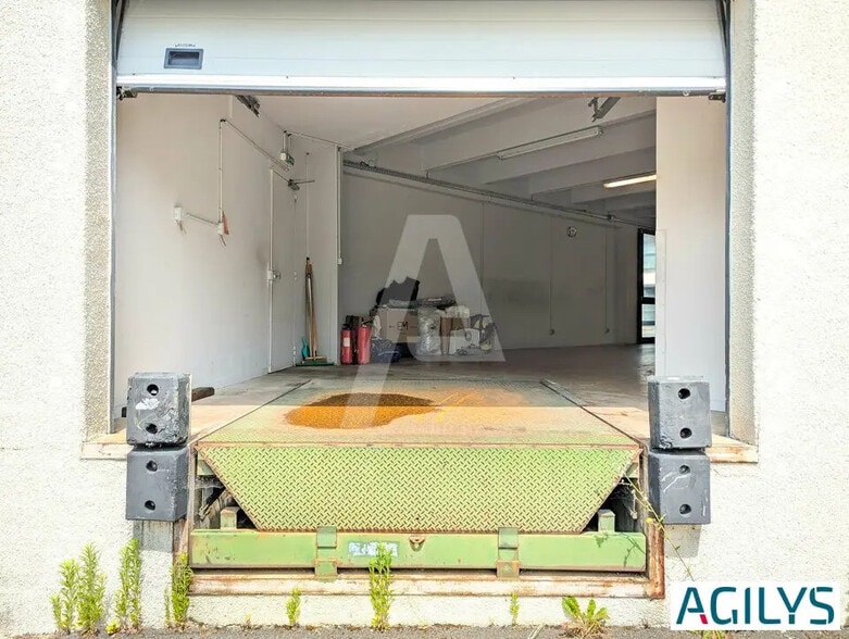 Light Industrial in Palaiseau to rent - Building Photo - Image 3 of 6