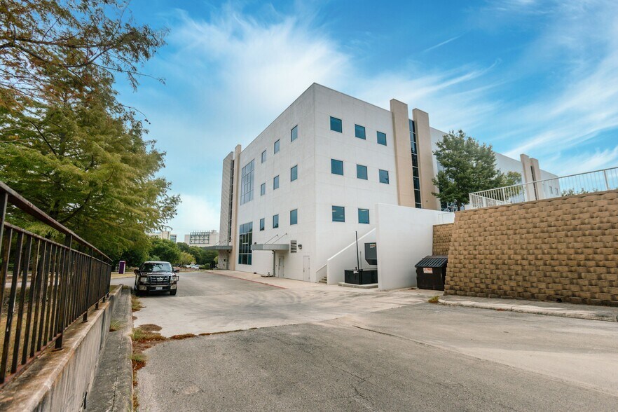 5109 Medical Dr, San Antonio, TX for rent - Building Photo - Image 3 of 7