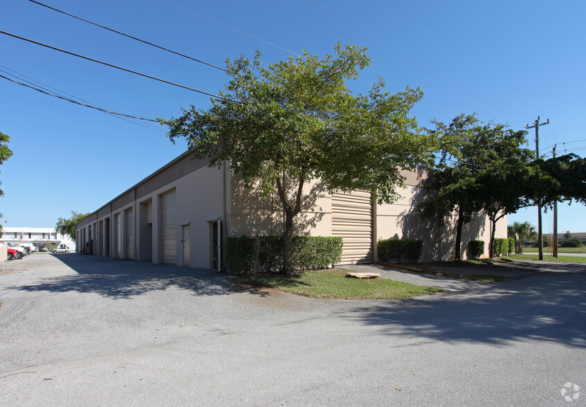 8111 Garden Rd, Riviera Beach, FL for rent - Building Photo - Image 3 of 12