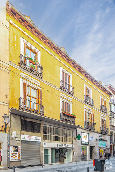 Retail in Madrid, MAD for rent - Building Photo - Image 2 of 2