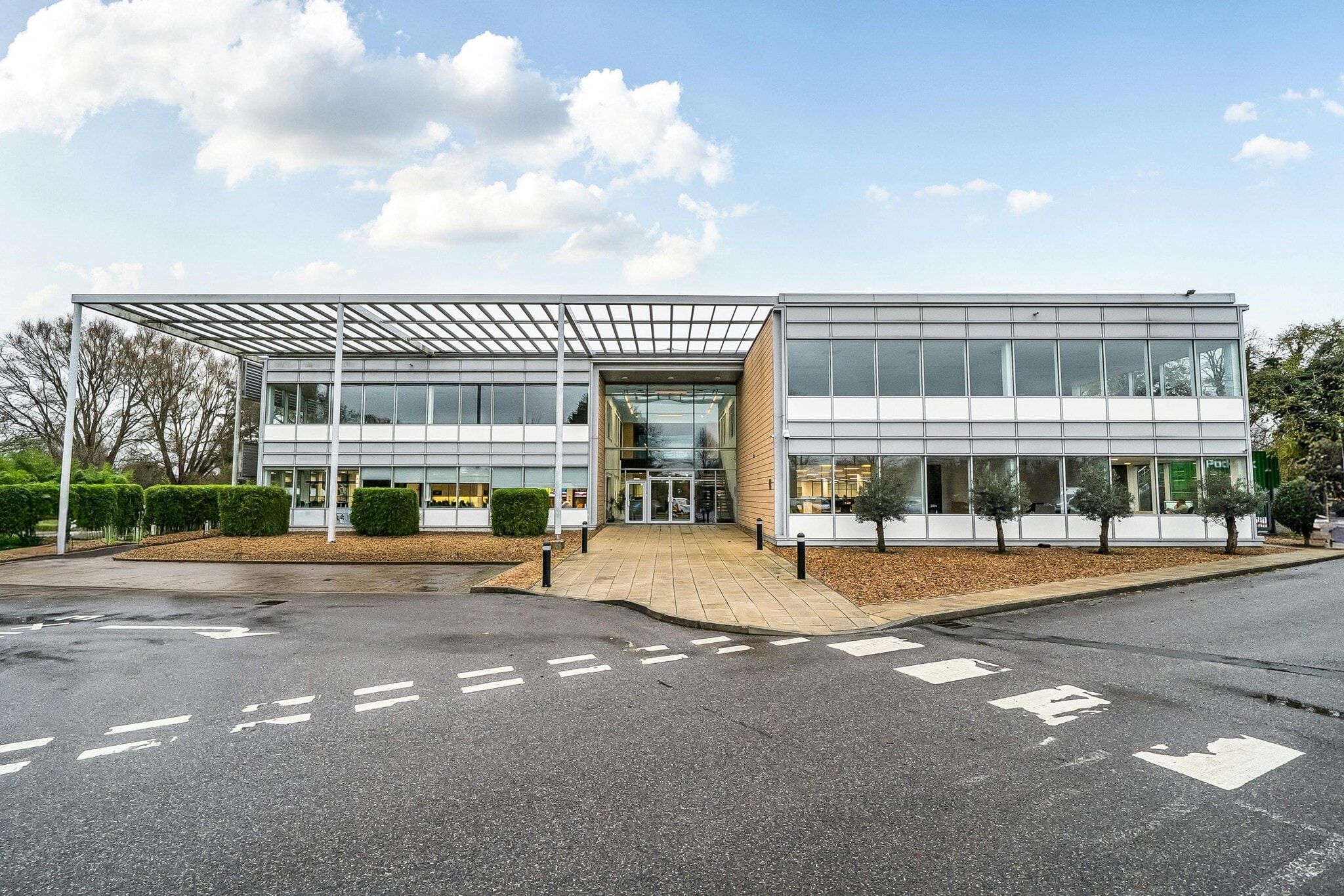 Oxford Rd, Uxbridge to rent Building Photo- Image 1 of 10