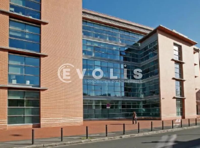 4-10 Rue Truillot, Ivry-sur-Seine to rent - Building Photo - Image 2 of 5