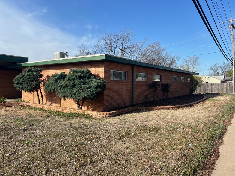 900 E Hartford Ave, Ponca City, OK for rent - Building Photo - Image 2 of 21