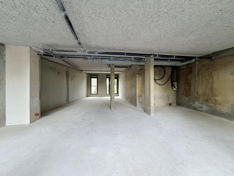 Retail in Écully to rent - Interior Photo - Image 2 of 2