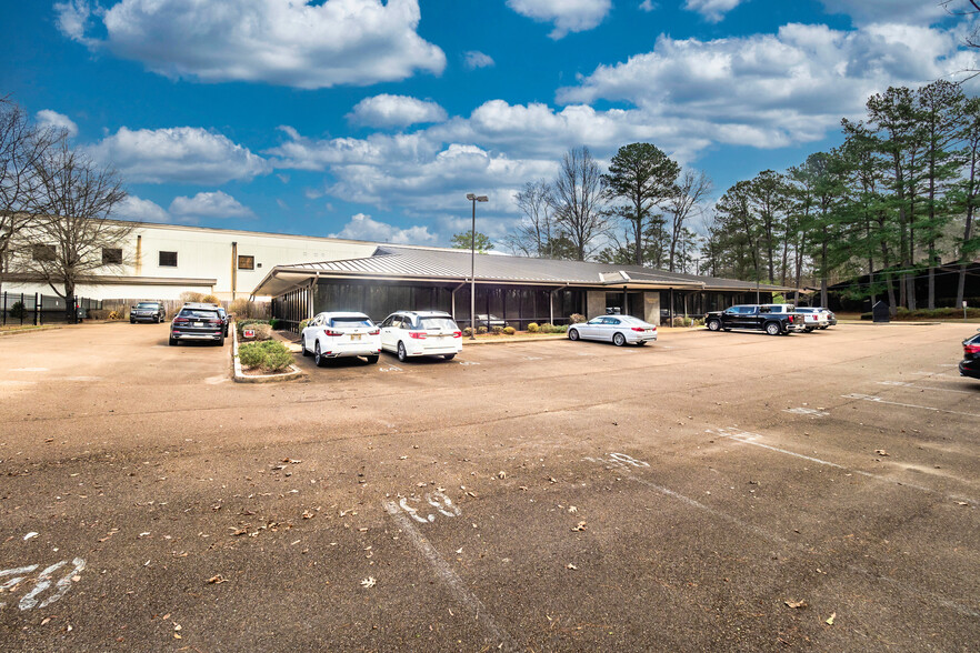 2525 Lakeward Dr, Jackson, MS for rent - Building Photo - Image 1 of 2