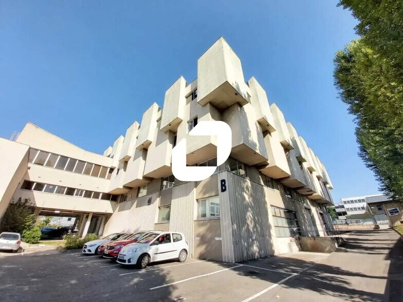 Office in Chilly-Mazarin to rent - Building Photo - Image 1 of 9