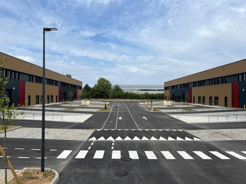 Light Industrial in Mitry Mory to rent - Building Photo - Image 3 of 5