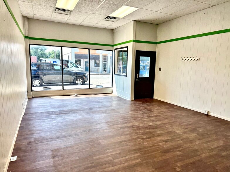 217 E Main St, Clinton, IL to rent - Building Photo - Image 2 of 15