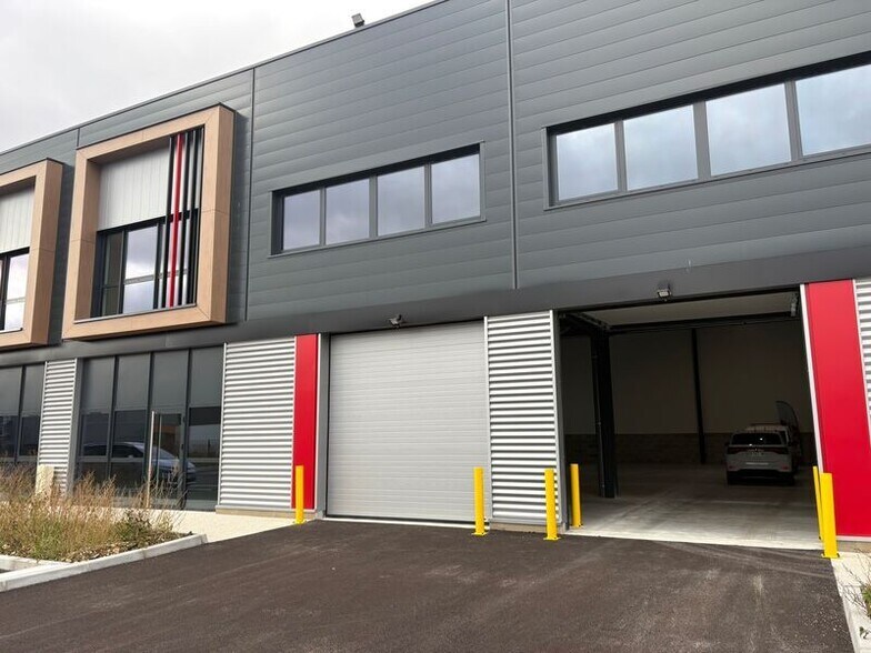 Light Industrial in Saint-Laurent-de-Mure to rent - Building Photo - Image 2 of 11