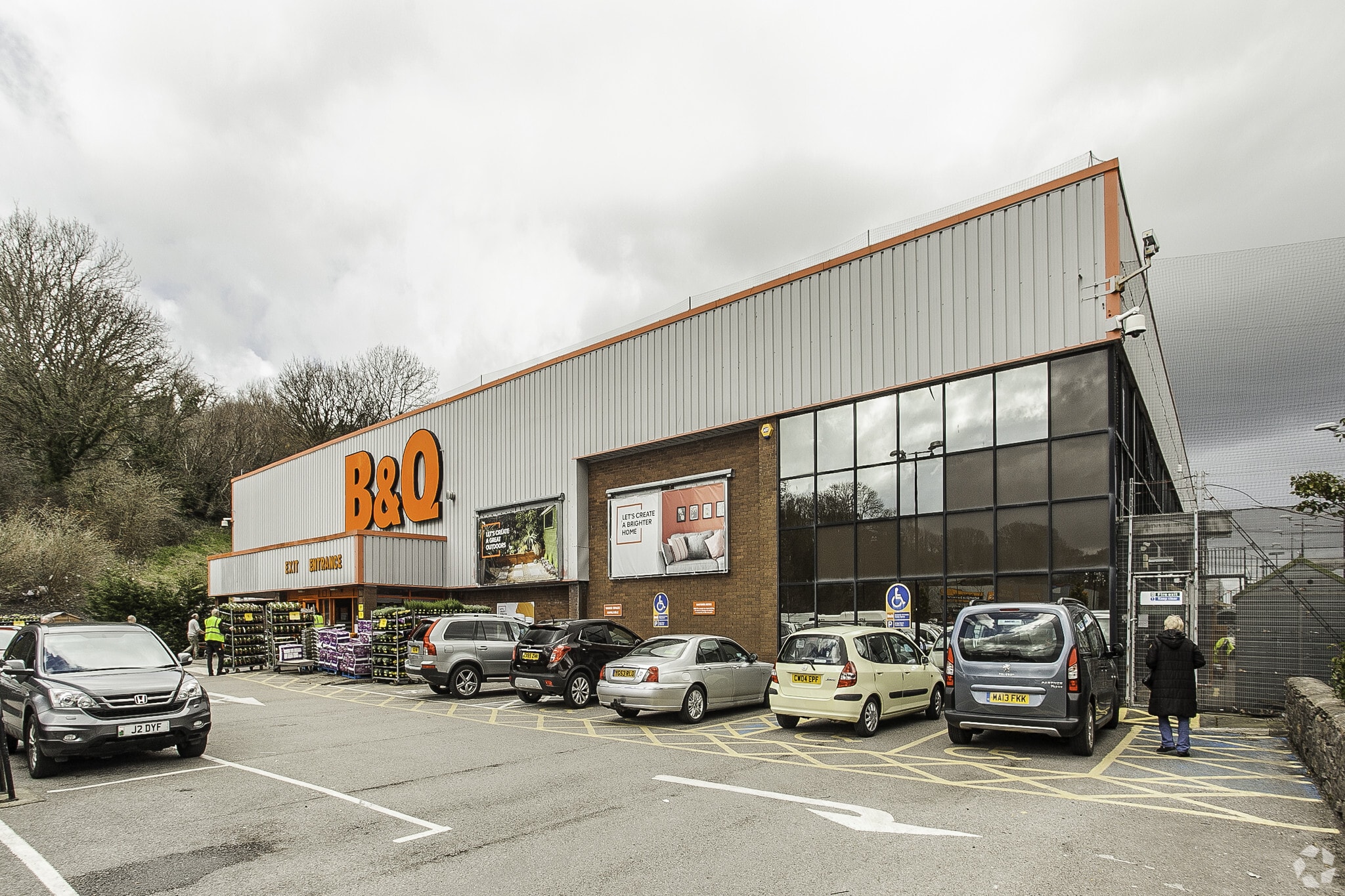 B&Q & HALFORDS | CAERNARFON ROAD portfolio of 2 properties for sale on LoopNet.co.uk Primary Photo- Image 1 of 2