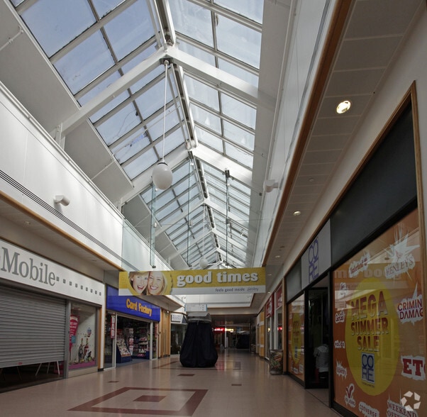 23 High St, Paisley to rent - Interior Photo - Image 2 of 9