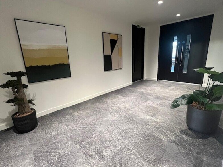 13-27 Friary St, Guildford to rent - Building Photo - Image 2 of 12