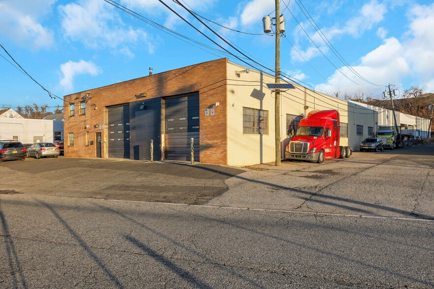 645 Industrial Rd, Carlstadt, NJ for rent - Building Photo - Image 2 of 29