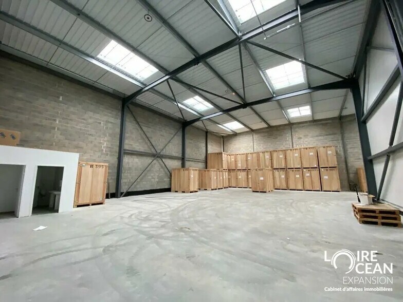 Light Industrial in Nantes to rent - Interior Photo - Image 1 of 7