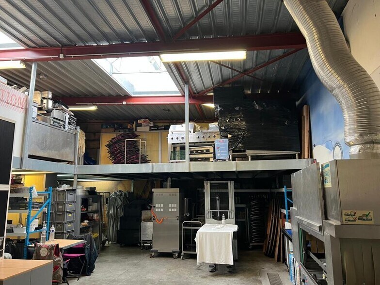 Light Industrial in Beaumont Sur Oise for sale - Interior Photo - Image 2 of 7