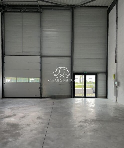 Industrial in Rillieux-la-Pape for sale - Interior Photo - Image 2 of 4