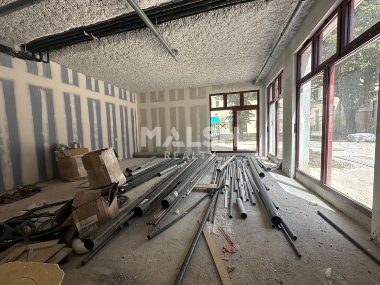Retail in Villeurbanne to rent - Interior Photo - Image 1 of 3